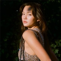 Lily Chee ditemukan pencari bakat di usia 10 tahun, saat dia bertanding sepakbola. Sejak itu wanita yang saat ini menetap di New York, AS, ini aktif di industri hiburan dan modeling. Foto: Instagram/@lilychee