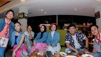 Kedekatan Mahalini dengan keluarga Rizky Febian juga sudah terjalin lama. Seringkali ia bergabung dalam jamuan makan bersama Sule dan adik-adik Rizky Febian. Foto: Instagram/mahaliniraharja