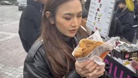 Pada suatu kesempatan, Mahalini ikut berlibur bersama keluarga Sule jalan-jalan ke Paris, Perancis. Di sana ia mencicipi crepes kaki lima yang tak ada di Indonesia. Foto: Instagram/mahaliniraharja