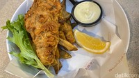 Fish and Chips (Rp 50.000) dari Masagi juga jangan sampai terlewat. Porsinya besar, ikan goreng tepungnya juga tebal dan tak amis. Kami sangat menikmati setiap suapannya yang dicocolkan ke saus tartar. Foto: detikFood/Yenny Mustika Sari