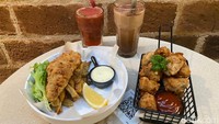 Menu kopi yang ditawarkan oleh Masagi sangat beragam. Dibedakan berdasarkan kategori black, white, dan signature-nya. Makanan berat dan camilan di sini juga rasanya lezat. Foto: detikFood/Yenny Mustika Sari