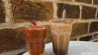Untuk minuman, Iced Mocha (Rp 40.000) di sini layaknya sajian di kafe. Kami menyukainya karena tak begitu manis dan espresso nya juga kuat terasa. Kami juga menyukai Strawberry Molasses (Rp 40.000), berupa jus stroberi yang segar. Foto: detikFood/Yenny Mustika Sari