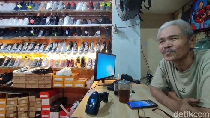 Di Tengah Kehebohan Pra-Tahun Ajaran Baru, Omzet Penjual Tas di Pasar Ciputat Melesu