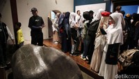 Kota Tua dapat diakses menggunakan kereta maupun bus umum yang berhenti tidak jauh dari destinasi.