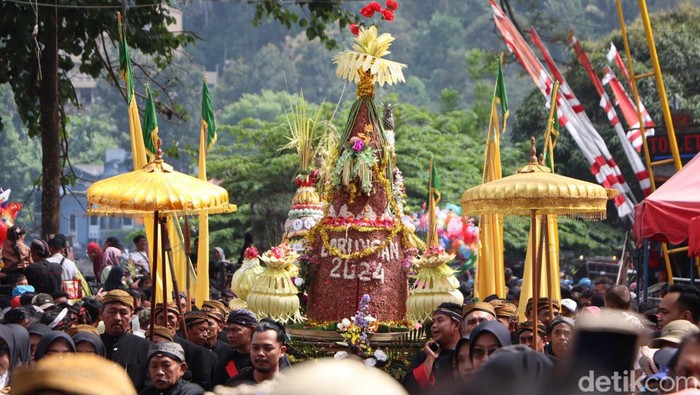 Momen larung sesaji di Telaga Ngebel