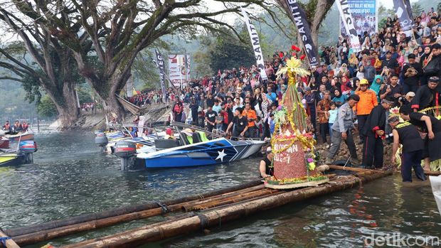 Momen larung sesaji di Telaga Ngebel