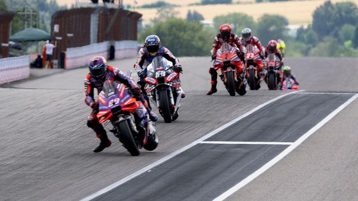 HOHENSTEIN-ERNSTTHAL, GERMANY - JULY 06:  Jorge Martin of Spain and Prima Pramac Racing leads the field during the MotoGP Of Germany - Sprint at Sachsenring Circuit on July 06, 2024 in Hohenstein-Ernstthal, Germany. (Photo by Mirco Lazzari gp/Getty Images)
