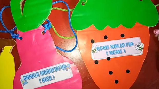 Name tag berbentuk buah.