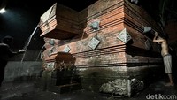 Setelah berdoa, setiap peserta mandi kembang di pancuran. Sembari bediri di bawah pancuran, peserta menggenggam bunga setaman di atas kepala. (Foto: Enggran Eko Budianto)