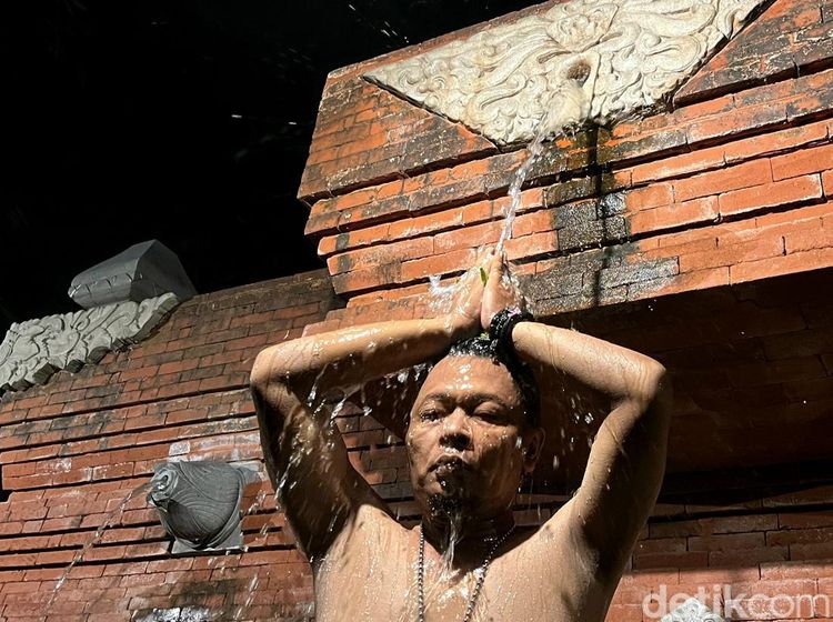 Ngesti Malam 1 Suro di Mojokerto, Doa Bersama hingga Mandi Kembang Setaman