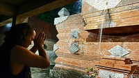 Setelah doa bersama Ngesti malam 1 Suro dilanjutkan dengan siraman di Punden Mbah Sumber Sari, Dusun Jatisumber, Desa Watesumpak, Trowulan, Mojokerto (Foto: Enggran Eko Budianto)