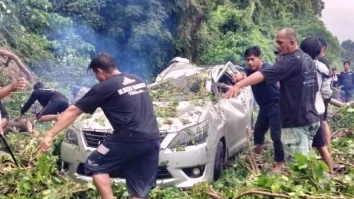Mobil tertimpa material longsor di Jalan Trans Sulawesi di Kabupaten Parigi Moutong (Parimo), Sulawesi Tengah (Sulteng).