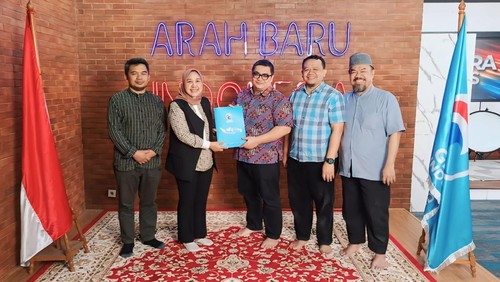 DPN Partai Gelora saat menyerahkan surat rekomendasi kepada Nurhidayah pada Sabtu (6/7/2024).