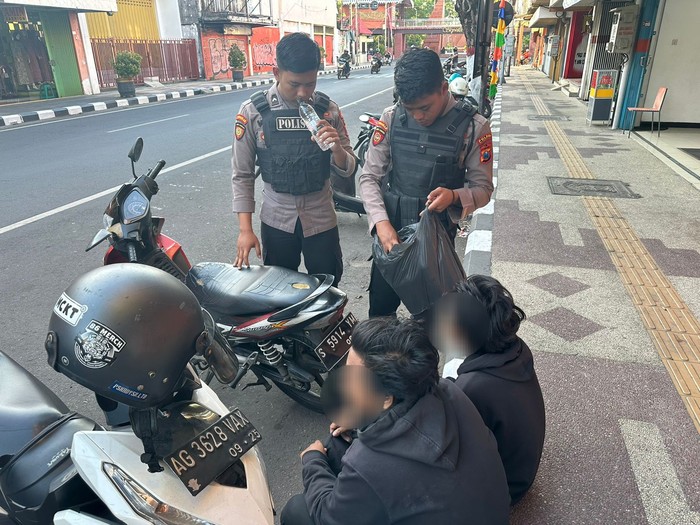 Pasangan gay diamankan saat menjual arak bali di Kota Mojokerto