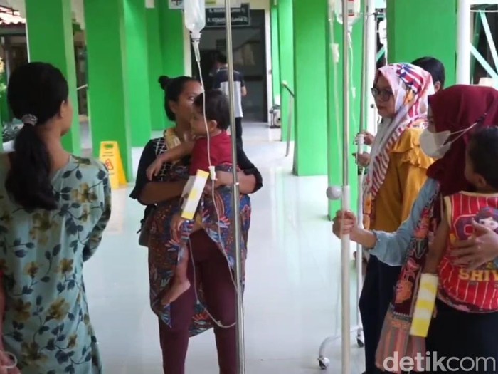 Pasien dan keluarganya keluar dari gedung RSUD Kalisari Batang usai gempa bermagnitudo 4,4 mengguncang Kabupaten Batang pukul 14.35 WIB, Minggu (7/7/2024).