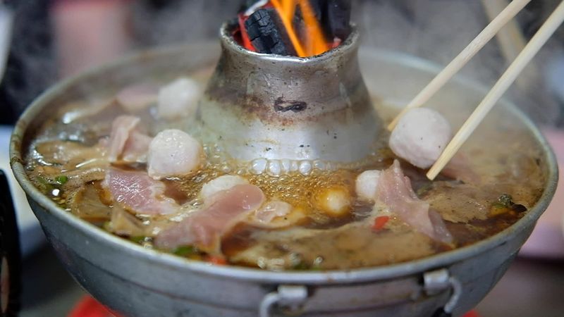 Pelit! Makan Bareng Pacar Tetapi Pria Ini Bagi Dua Makanan dan 'Split Bill'