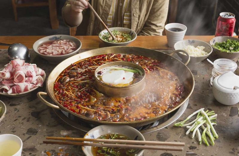 Pelit! Makan Bareng Pacar Tetapi Pria Ini Bagi Dua Makanan dan 'Split Bill'