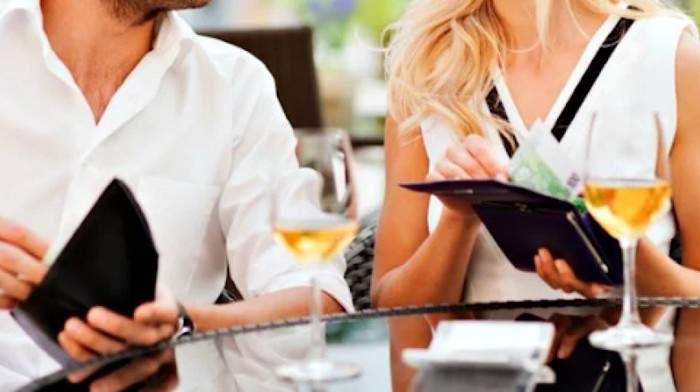 Pelit! Makan Bareng Pacar Tetapi Pria Ini Bagi Dua Makanan dan Split Bill