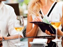 Pelit! Makan Bareng Pacar Tetapi Pria Ini Bagi Dua Makanan dan Split Bill