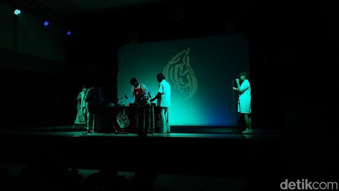 Penampilan grup musik tinyUH.