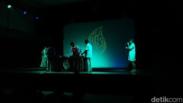 Penampilan grup musik tinyUH.