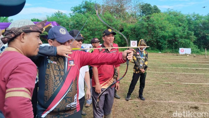 Penjabat Wali Kota Palembang Ucoh Abdulrauf Darmenta membuka kompetisi panahan tradisional