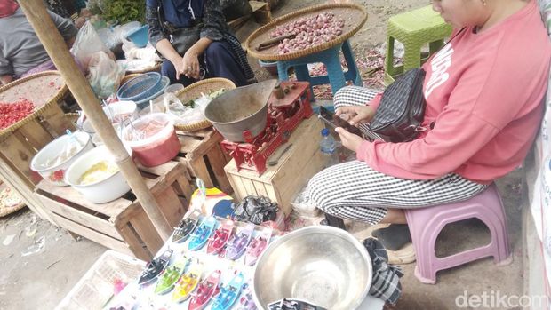 Penjual perahu otok-otok di Cirebon