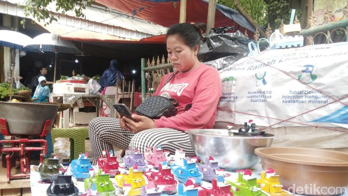 Penjual perahu otok-otok di Cirebon