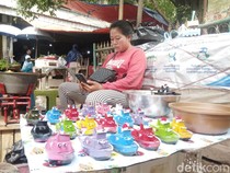 Kesetiaan Ani 7 Tahun Jual Mainan Perahu Otok-otok di Cirebon