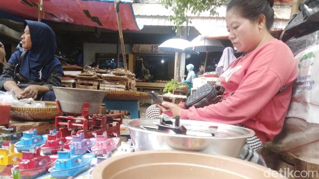 Penjual perahu otok-otok di Cirebon