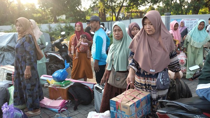 Penumpang di Pelabuhan Kalianget terlantar