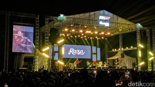 Penyanyi Raisa Andriana saat penutupan MXGP seri 12 Lombok di Sirkuit Eks Bandara Selaparang, Mataram, Minggu (7/7/2024) malam. (Foto: Ahmad Viqi/detikBali)