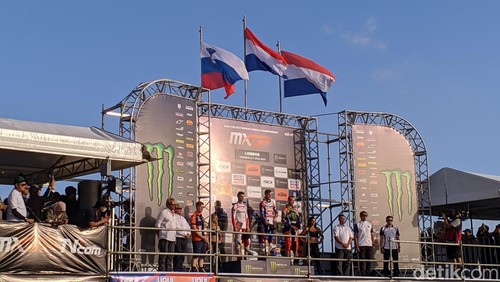 Penyerahan trofi kepada juara Motocross Grand Prix (MXGP) 2024 seri 12 Lombok di Sirkuit Eks Bandara Selaparang, Kota Mataram, NTB, Minggu (7/7/2024). (Foto: Ahmad Viqi/detikBali).