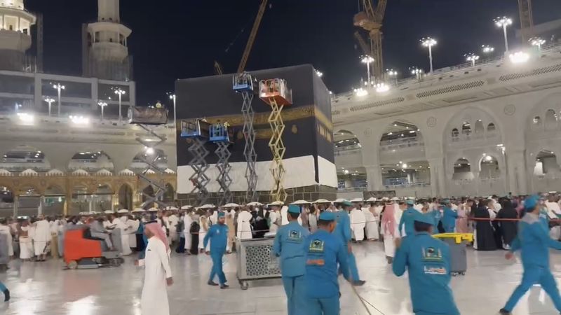 Detik-detik Momen Sakral Pergantian Kiswah Ka'bah