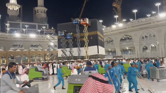Detik-detik Momen Sakral Pergantian Kiswah Ka’bah