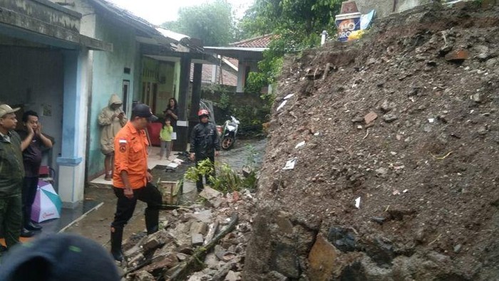 Petugas dari BPBD Kota Tangerang Selatan saat meninjau lokasi bencana akibat hujan deras disertai angin yang melanda wilayahnya tersebut.