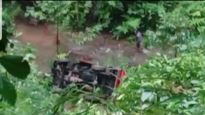 Pikap masuk jurang di Jalur Gumitir Jember