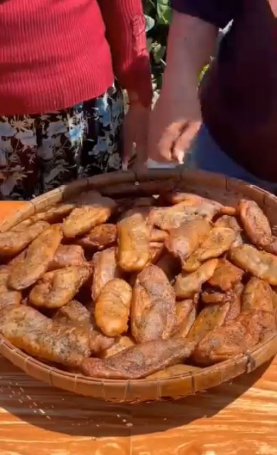 Pisang goreng digoreng bersama kulitnya