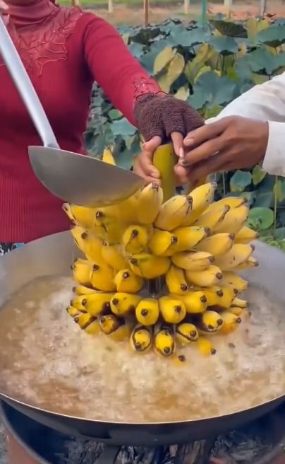 Pisang goreng digoreng bersama kulitnya