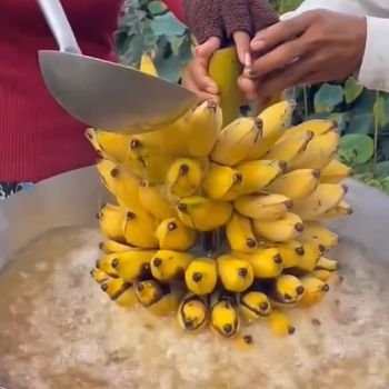 Pisang goreng digoreng bersama kulitnya