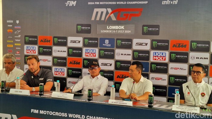 Pj Gubernur (tengah) saat memberikan pernyataannya terkait event MXGP 2024 di Sirkuit Eks Bandara Selaparang, Kota Mataram, NTB, Minggu siang (7/7/2024).