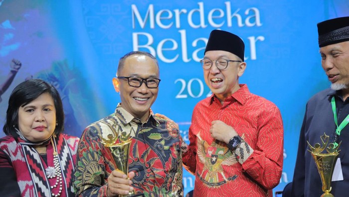 Pj Gubernur Sulsel Zudan Arif Fakrulloh menerima penghargaan program merdeka belajar dari Kemendikbudristek.