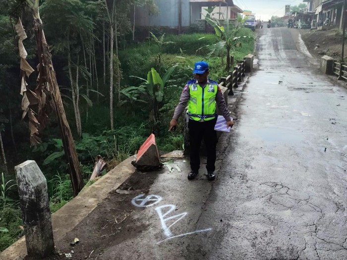 Polisi mengecek lokasi kecelakaan pemotor bonceng tiga menabrak pembatas jalan hingga tercebur sungai di Ngablak, Kabupaten Magelang, Minggu (7/7/2024) siang.