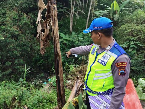 Polisi mengecek lokasi kecelakaan pemotor bonceng tiga menabrak pembatas jalan hingga tercebur sungai di Ngablak, Kabupaten Magelang, Minggu (7/7/2024) siang.