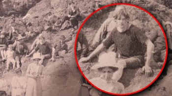 YouTuber Jamie D. Grant mendapati dirinya tercengang ketika menemukan buku yang menampilkan foto misterius ini. Seorang pria mengenakan T-Shirt di antara orang-orang di sekitarnya. Foto diambil kisaran 1940-an Foto: Filmorra  
