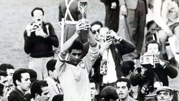 Ketika tim juara sedang merayakan dengan piala mereka, gambar menunjukkan bahwa seorang pria tampaknya mengabadikan momen dengan ponselnya. Ponsel pada tahun 1962? Foto: Filmorra  
