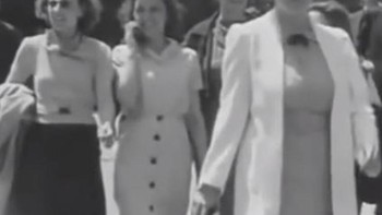 Gambar ini juga merupakan potongan sebuah video, dimana terlihat dalam kerumunan orang yang sedang keluar dari pabrik DuPont di Massachusettsas pada tahun 1938. Dalam gambar tersebut, terlihat sangat jelas seorang wanita yang diduga sedang mengunakan HP di telinganya. Foto: Filmorra  