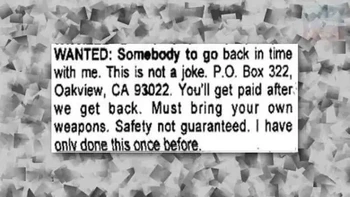 Pada tahun 1997, sebuah kliping koran menjadi viral, yang memuat iklan perjalanan waktu di dalamnya. Pemilik iklan sedang mencari seseorang yang bisa kembali ke masa lalu bersama mereka. Film Safety Not Guaranteed dibuat berdasarkan peristiwa ini. Foto: Filmorra  