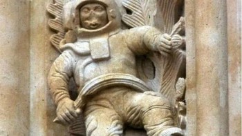 Perjalanan luar angkasa diperkenalkan hanya beberapa dekade yang lalu. Tetapi bagaimana jika Anda melihat gambar yang mengatakan sebaliknya? Berikut adalah gambar patung di dinding gedung gereja. Bangunan ini dibangun pada tahun 1600-an-1800-an. Jadi ketika patung itu adalah seorang astronot, itu cukup aneh.  Foto: Filmorra  