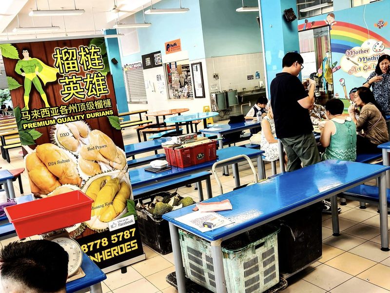 Pria Ini Jualan Durian di Sekolah, 400 Kg Durian Ludes dalam 2 Jam!
